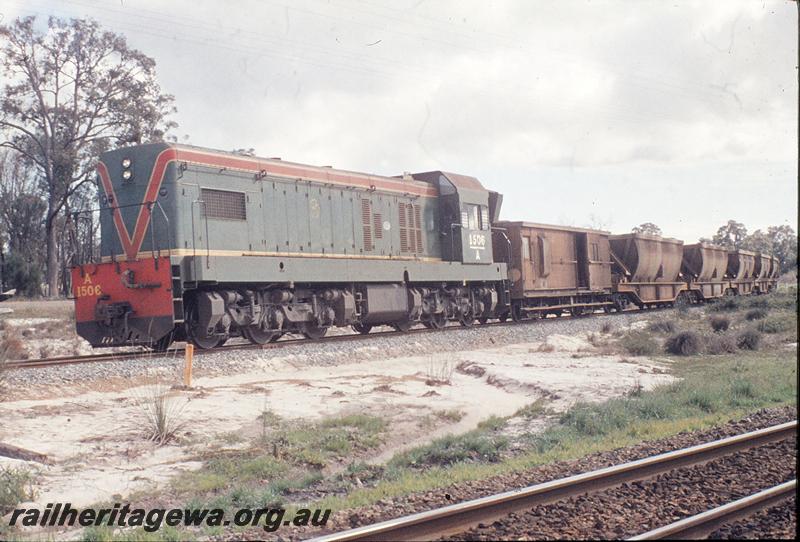 P11673
A class 1506 before the fitting od side handrails, on bauxite train, coming off Kwinana line, Mundijong Junction. FM line, SWR line.
