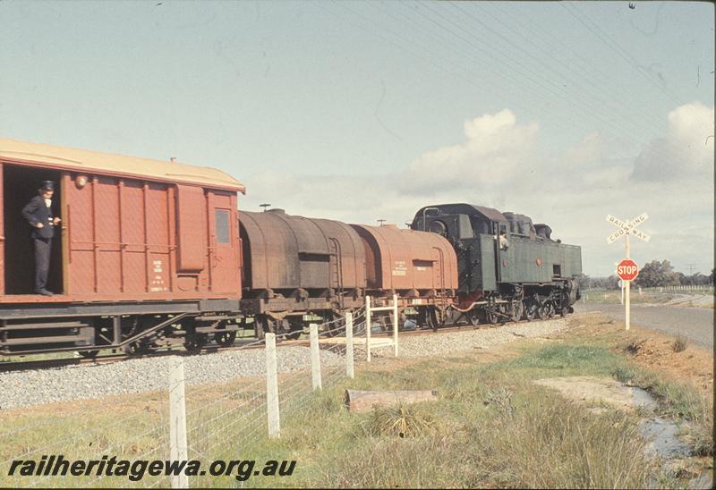 P11677
UT class 664, ballast train, ex MRWA brakevan, rounding first curve off SWR line. FM line.
