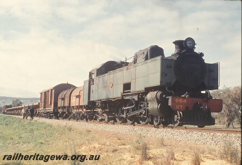 P11678
UT class 664, ballast train, near ballasting site. FM line.
