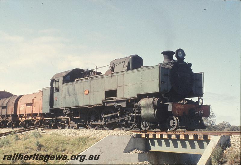 P11679
UT class 664, ballast train, near ballasting site. FM line.
