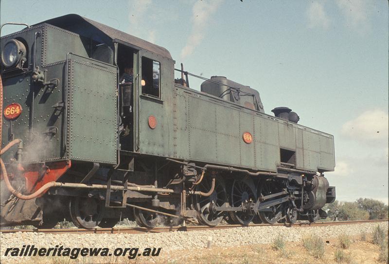 P11680
UT class 664, ballast train, near ballasting site. FM line.
