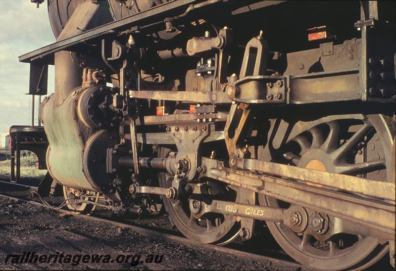 P11687
V class 1216, valve gear detail.
