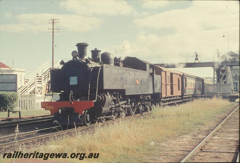 P11712
DD class 599, down show special, footbridge and platform, part of signal box, Subiaco. ER line.
