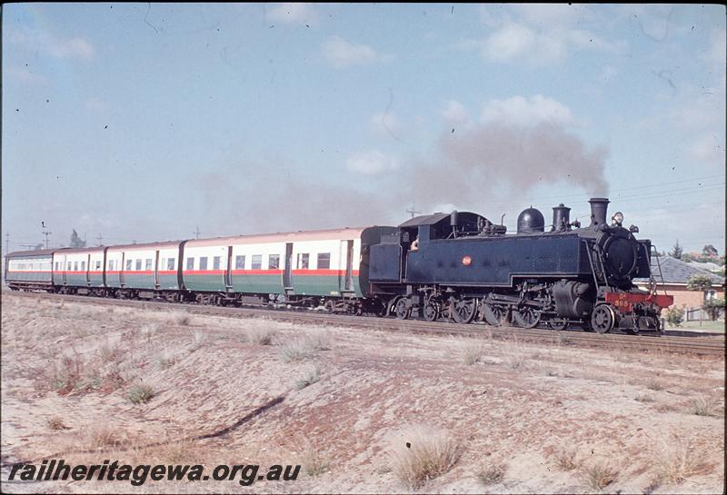 P11761
DD class 595, suburban passenger, near Victoria Park. SWR line.
