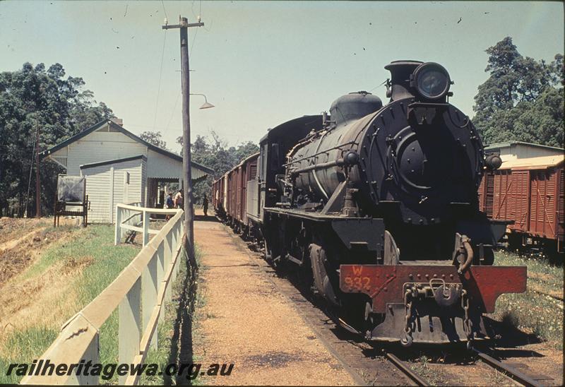 P11811
W class 932, station building, platform, down goods, arriving Pemberton. PP line.
