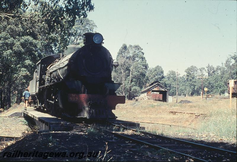 P11813
W class 932, on the Sellers turntable, loco shed in background, Pemberton. PP line.
