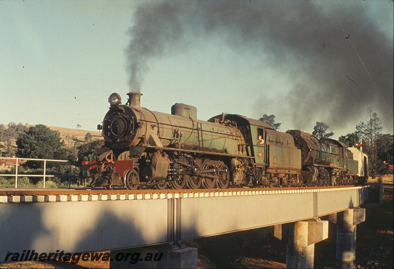 P11825
W class 904, S class, down Home signal, bridge, up goods departing Balingup. PP line.
