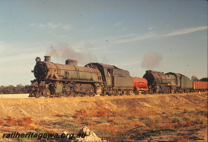 P11843
W class 920, S class, travelling water tank, between Williams and Narrogin. BN line.
