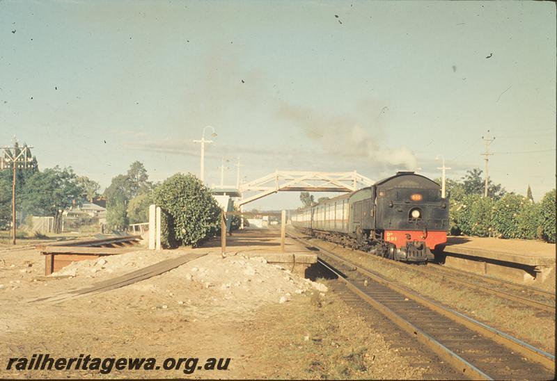 P11897
DD class 591, suburban passenger, platform, footbridge, platform under conversion to island. ER line.
