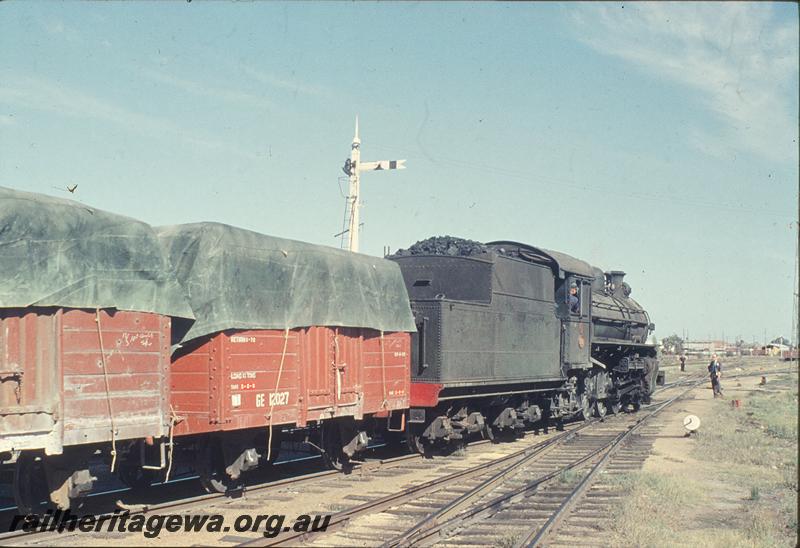 P11963
P class 508, tarpaulin covered GE class 12027, Midland marshalling yard. ER line.
