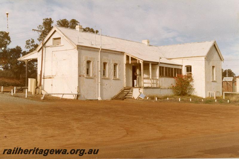 P12040
6 of 10 views of the station building at Gingin, MR line before restoration of the building, end and rear view
