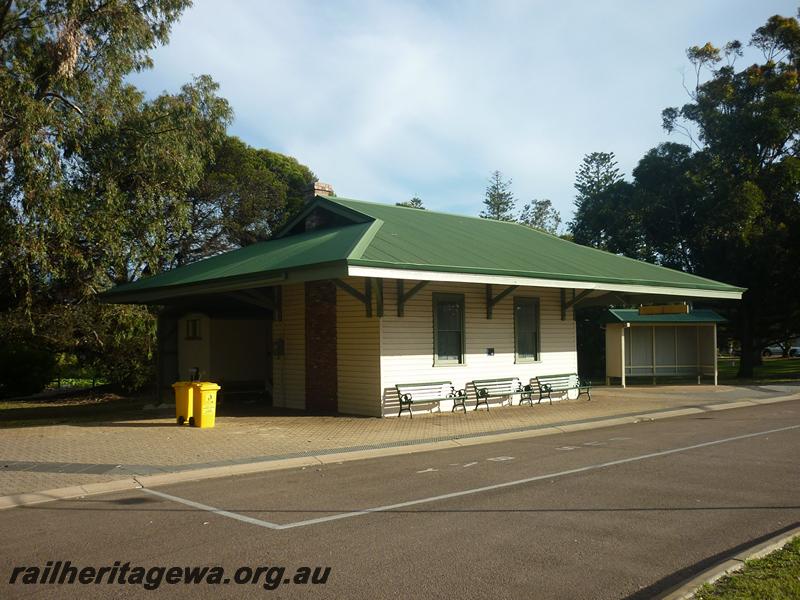 P12074
Traffic Office station building, Esperance, CE line, chimney end and side view, not in use
