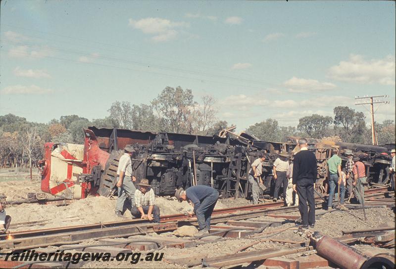 P12103
Y class 1105, working on re-railing junction track, Mundijong Junction accident. SWR line.
