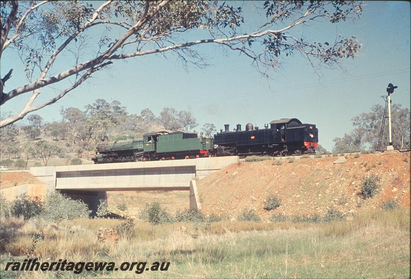 P12124
PM class 701, DD class 593, Jimperding Creek bridge, colour light signal. Delivery of DD to old Northam loco. Avon Valley line.
