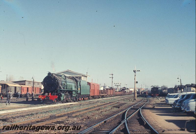 P12164
V class 1204, down goods, Perth Goods Yard, DM class 583 on coaches in carriage sidings. ER line.
