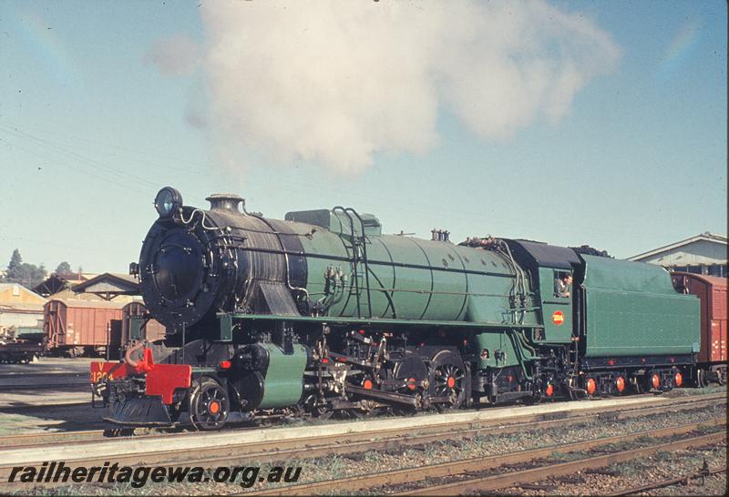 P12165
V class 1204, shunting Perth Goods Yard. ER line.
