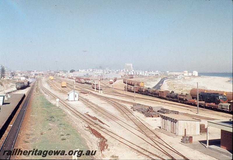 P12171
DD class 595, up goods on main, X class in yard, station platform, gangers sheds, overall view of Leighton. ER line.
