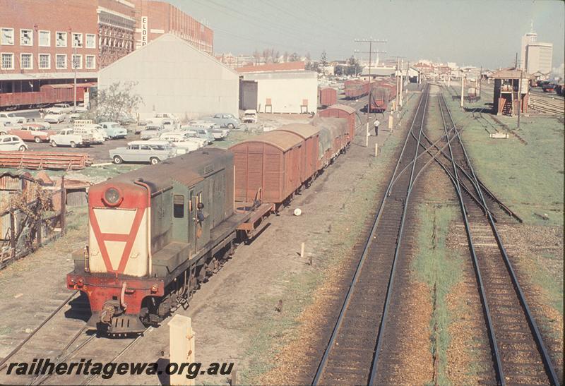 P12173
Y class 1118, shunting wool sidings, Fremantle, Box B and platform in background. ER line.
