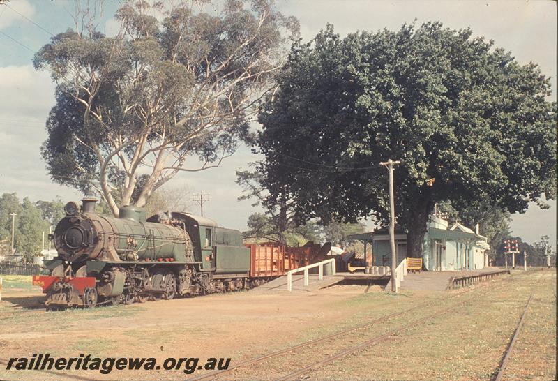 P12181
W class 905, 4 goods, station building, platform, Boyanup Junction. PP line.
