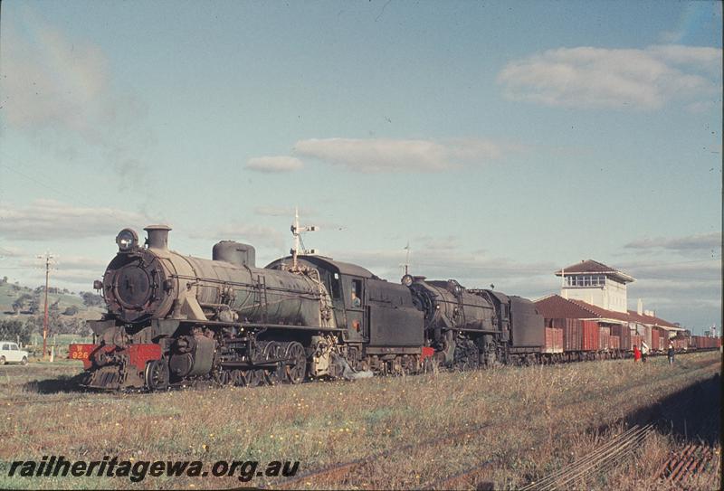 P12193
W class 926, V class 1212, goods, Brunswick Junction, signal box visible above train. SWR line.
