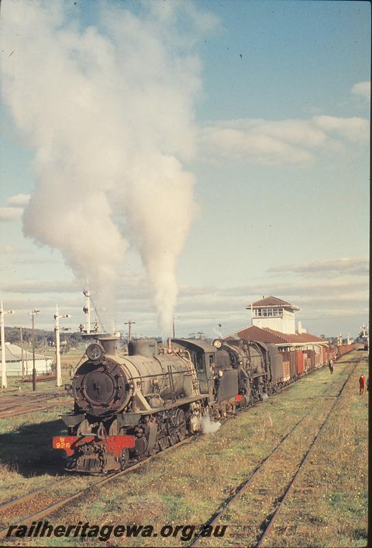 P12194
W class 926, V class 1212, goods to Collie, departing Brunswick Junction, signal box visible above train. BN line.
