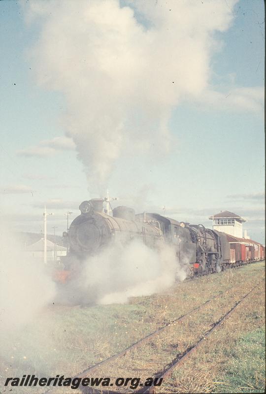 P12195
W class 926, V class 1212, goods to Collie, departing Brunswick Junction, signal box visible above train. BN line.
