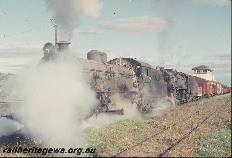 P12196
W class 926, V class 1212, goods to Collie, departing Brunswick Junction, signal box visible above train. BN line.
