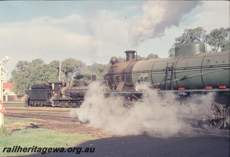 P12209
W class 927, G class 123 in background, Busselton. BB line.
