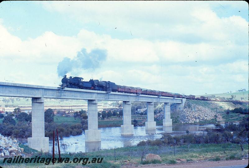 P12254
F class 413, V class 1216, 24 goods, on West Northam bridge. ER line.
