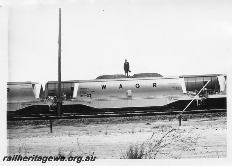 P12619
XBC class 21003 bauxite hopper, side view
