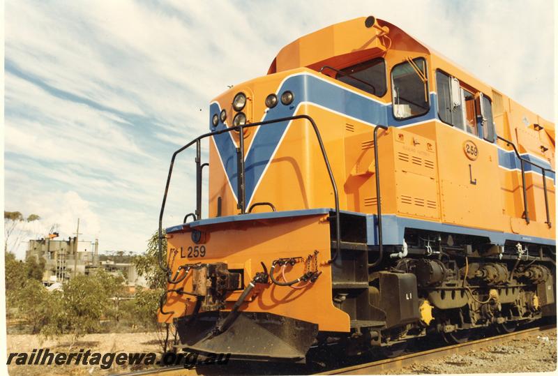 P12623
L class 259 in Westrail orange livery, front and side view of the short hood end and cab
