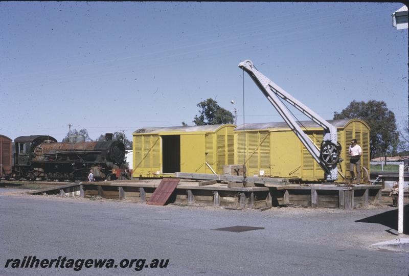 P12632
W class 907, FD class 13761, loading platform, platform crane, Pinjarra, SWR line, side and end view of platform.
