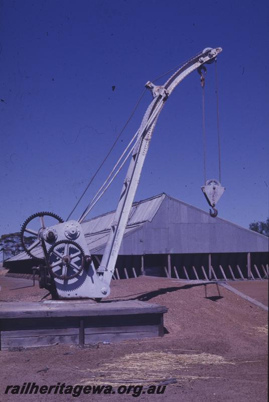 P12633
Platform crane with curved jib, Shackleton, YB line, side view
