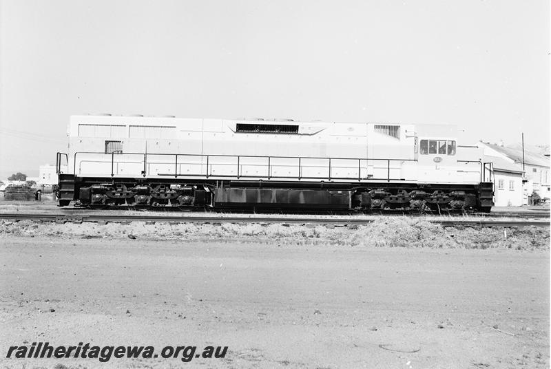 P12699
L class 253, original livery, side view.
