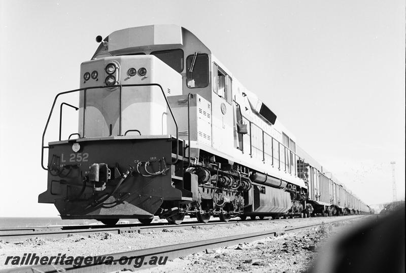 P12703
L class 252 in original livery, grain train of WGX class gondolas modified to carry grain.
