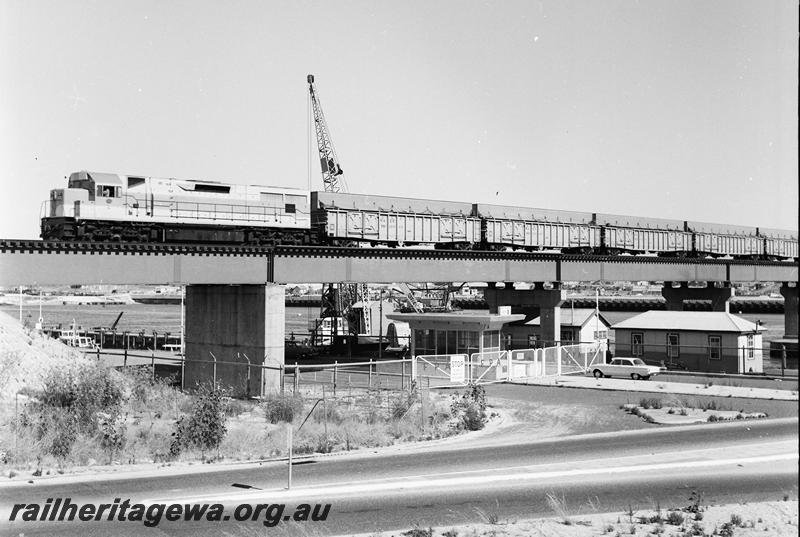 P12705
L class in original livery, grain train, WGX class 33042, WGX class 33031 plus three other similar WGX class gondolas modified to carry grain, steel girder bridge, North Fremantle.
