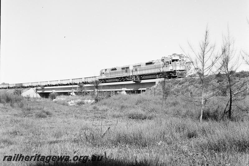 P12707
L class 259 in original livery double heading with another L class, empty iron ore train crossing a concrete girder bridge.
