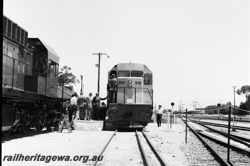 P12709
AA class 1516, L class 251, Midland Workshops, ceremony for the handing over of the two locos, front on view
