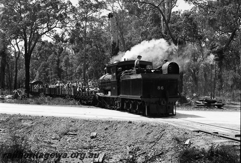 P12726
YX class 86, end and side view, hauling train of open wagon with passengers on tour 
