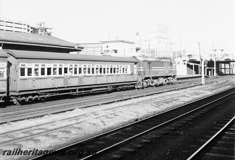 P12728
G class in MRWA livery, AS class 371 carriage with a brake compartment, in the green and white livery with red stripe, on suburban passenger service.
