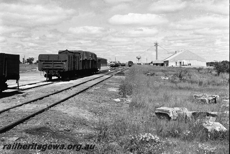 P12761
GM class and other grain wagons, wheat bins, location Unknown, view down the track.
