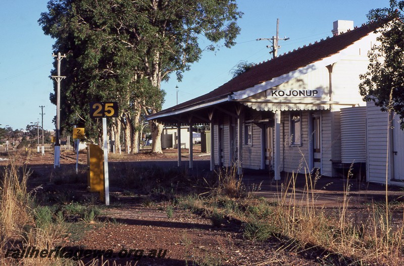 P12805
Station yard, signage, Kojonup, DK line
