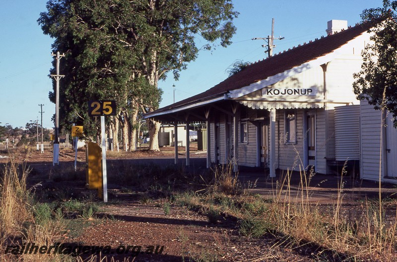 P12805
Station yard, signage, Kojonup, DK line
