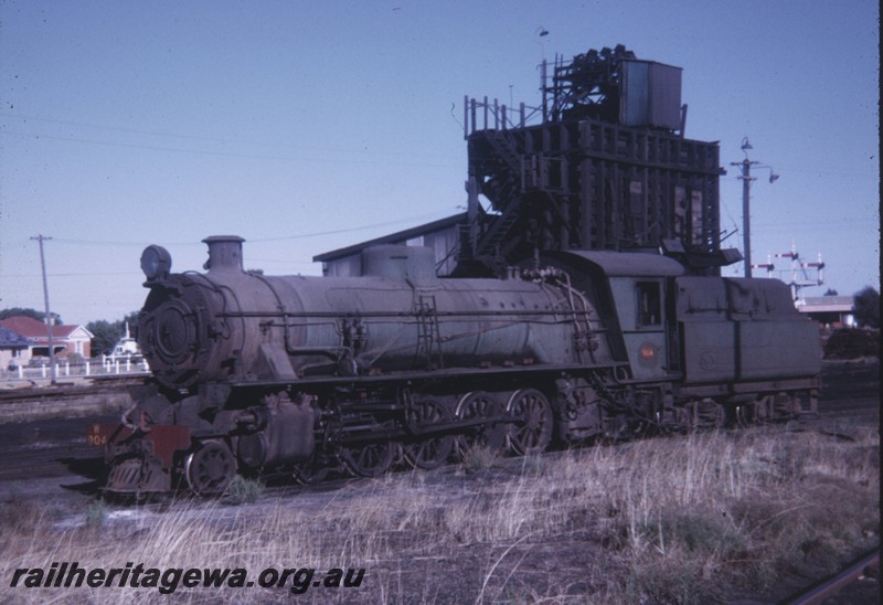 P12833
W class 904, coal stage, Katanning, GSR line, front and side view
