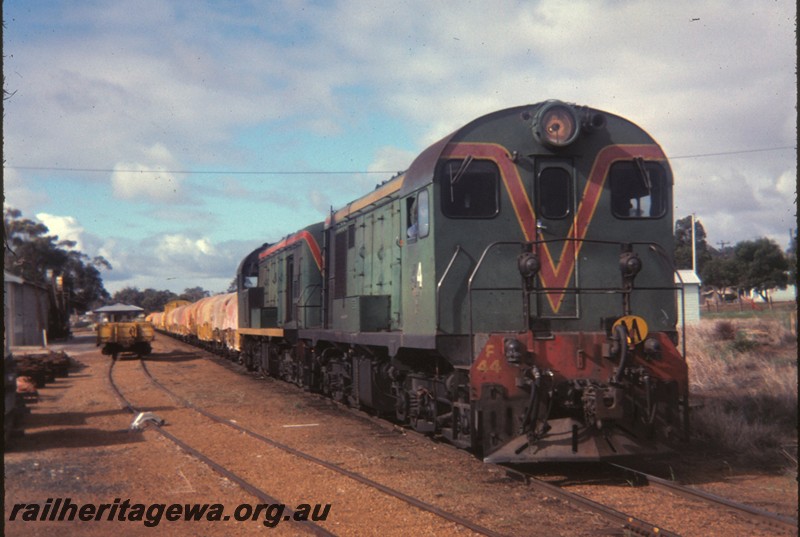 P12841
F class 44 double heading with another F class, scotch block, Darkan, BN line, side and front view, goods train.
