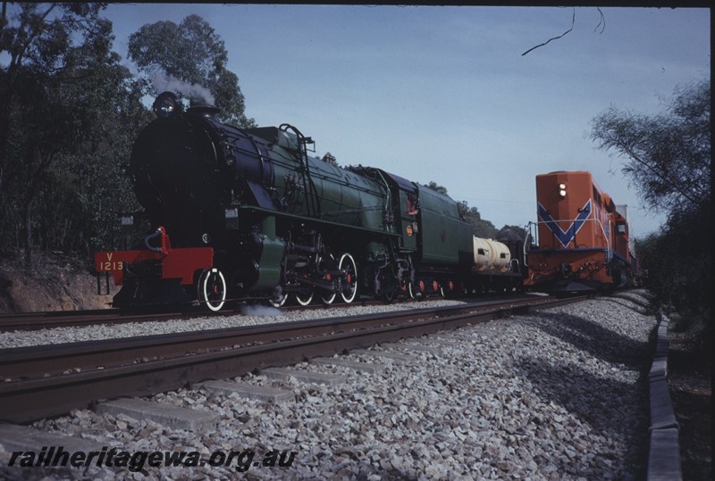 P12874
V class 1213, L class 259, on adjacent tracks, Moondyne Siding, Avon Valley Line, front and side view
