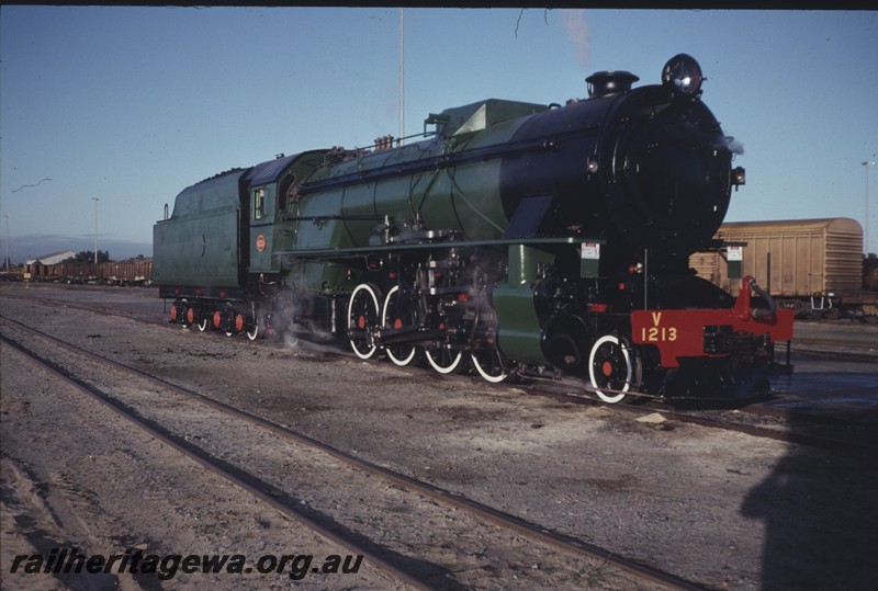 P12876
V class 1213, side and front view
