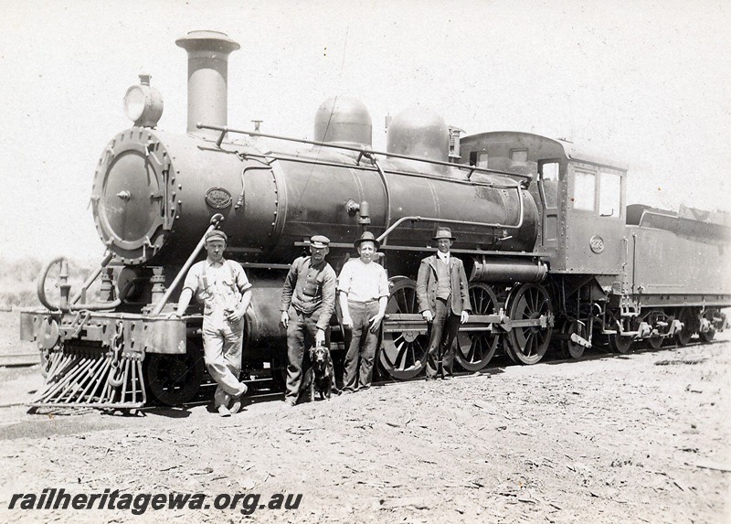 P12917
CA class 273, (entered service as C class 273 on 31.7.1902, fitted with a trailing truck in November 1914 and reclassified as CA class 273, reverted back to C class 273 in November 1919) Yalgoo, NR line, front and side view, workers posing in front of the loco
