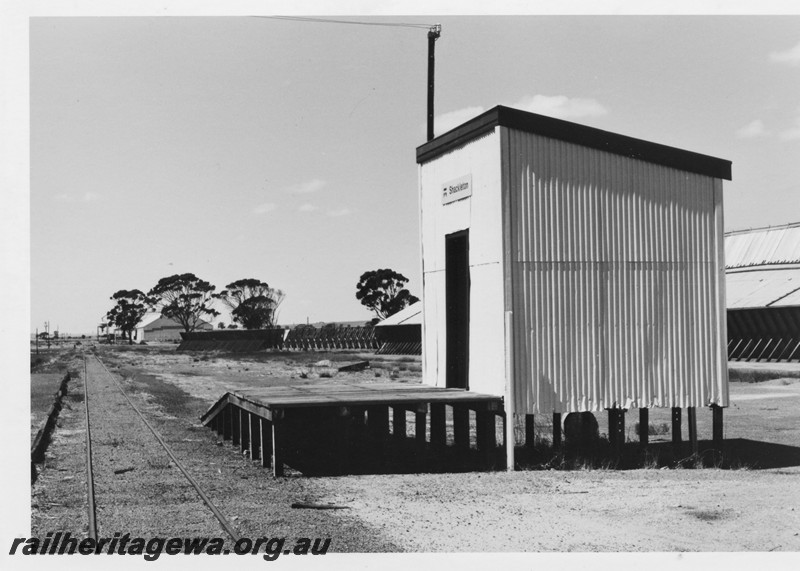 P12947
Out of Shed raised behind a loading platform, Shackleton, YB line, trackside and side view
