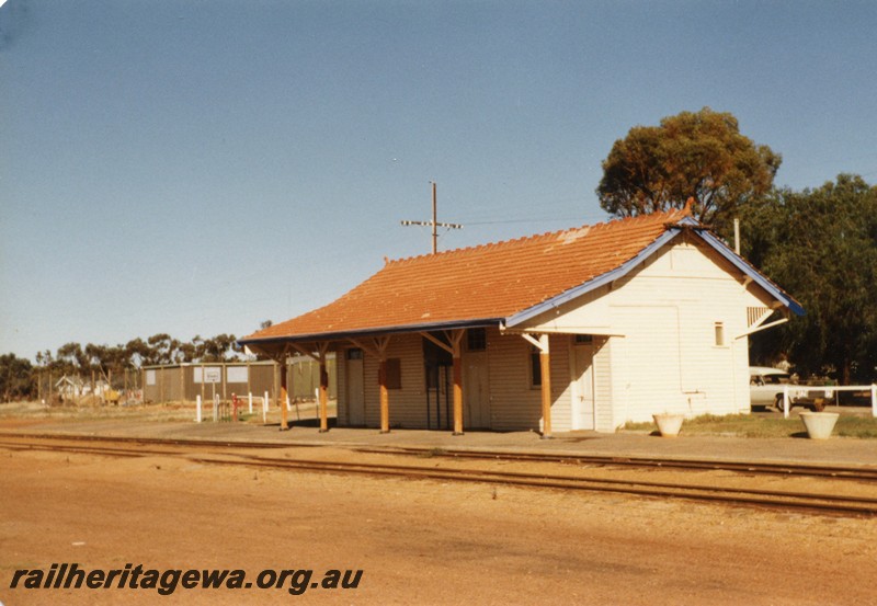 P12951
Station building, Dalwallinu, EM line, trackside and end view
